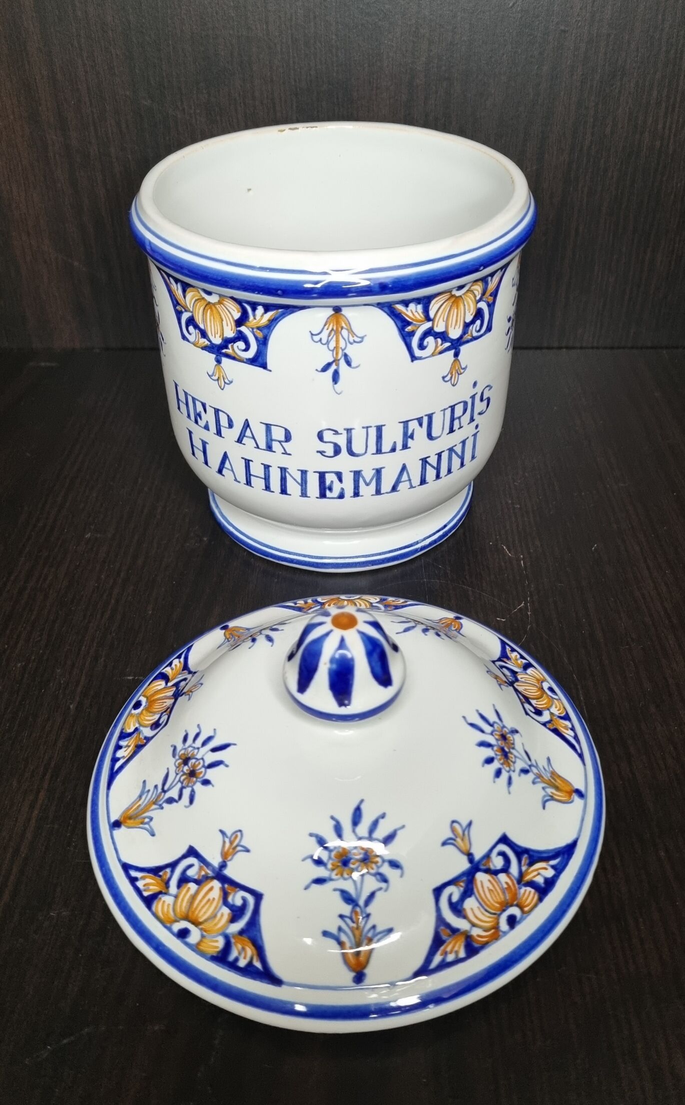 Pharmacy pot in Malicorne earthenware