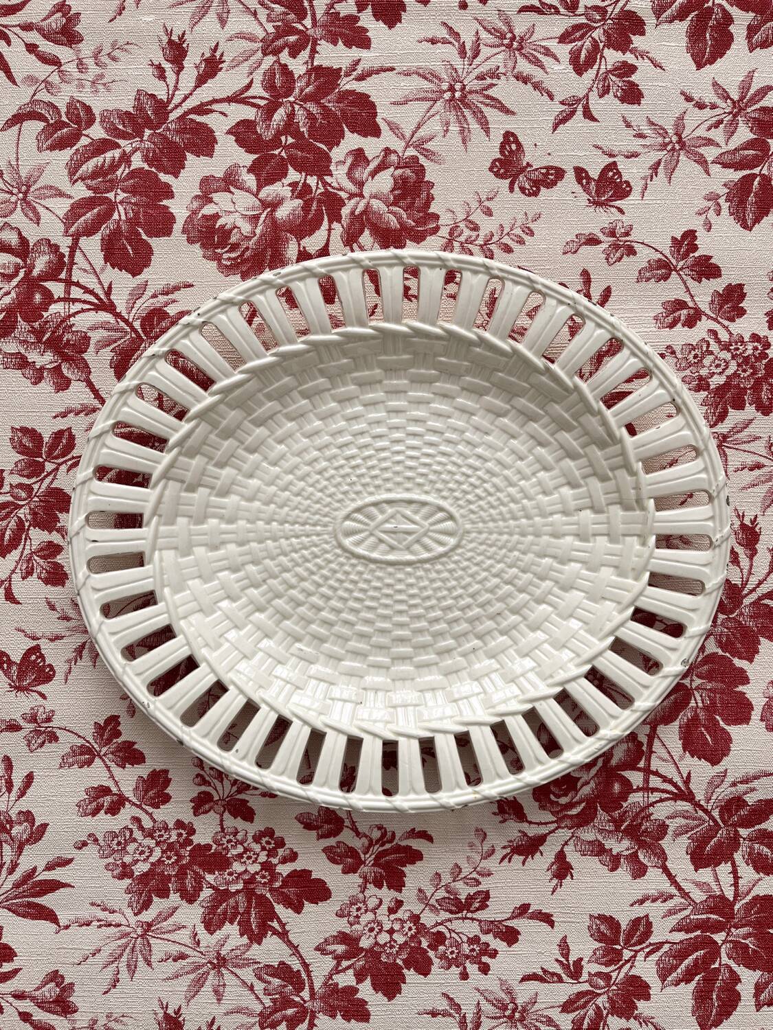 Dish in fine old earthenware, braided and openwork