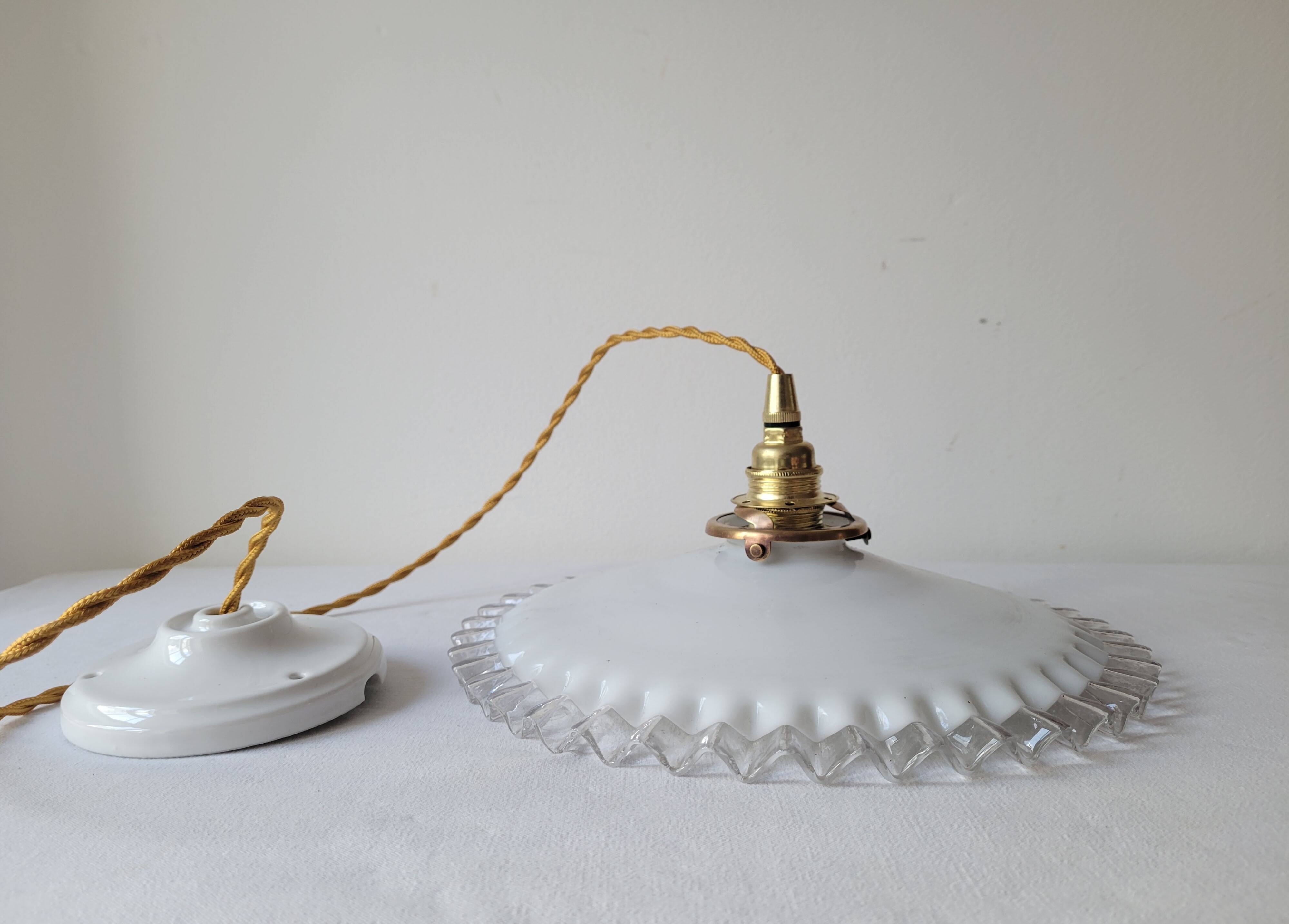 Suspension en opaline dentelée