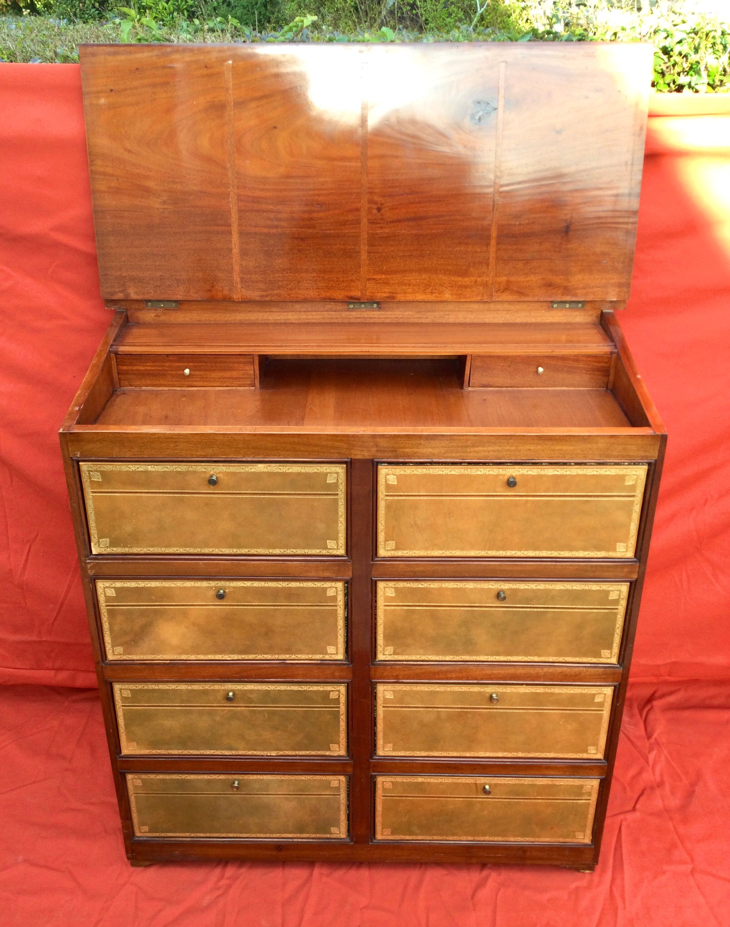 Cardboard maker forming mahogany writing
