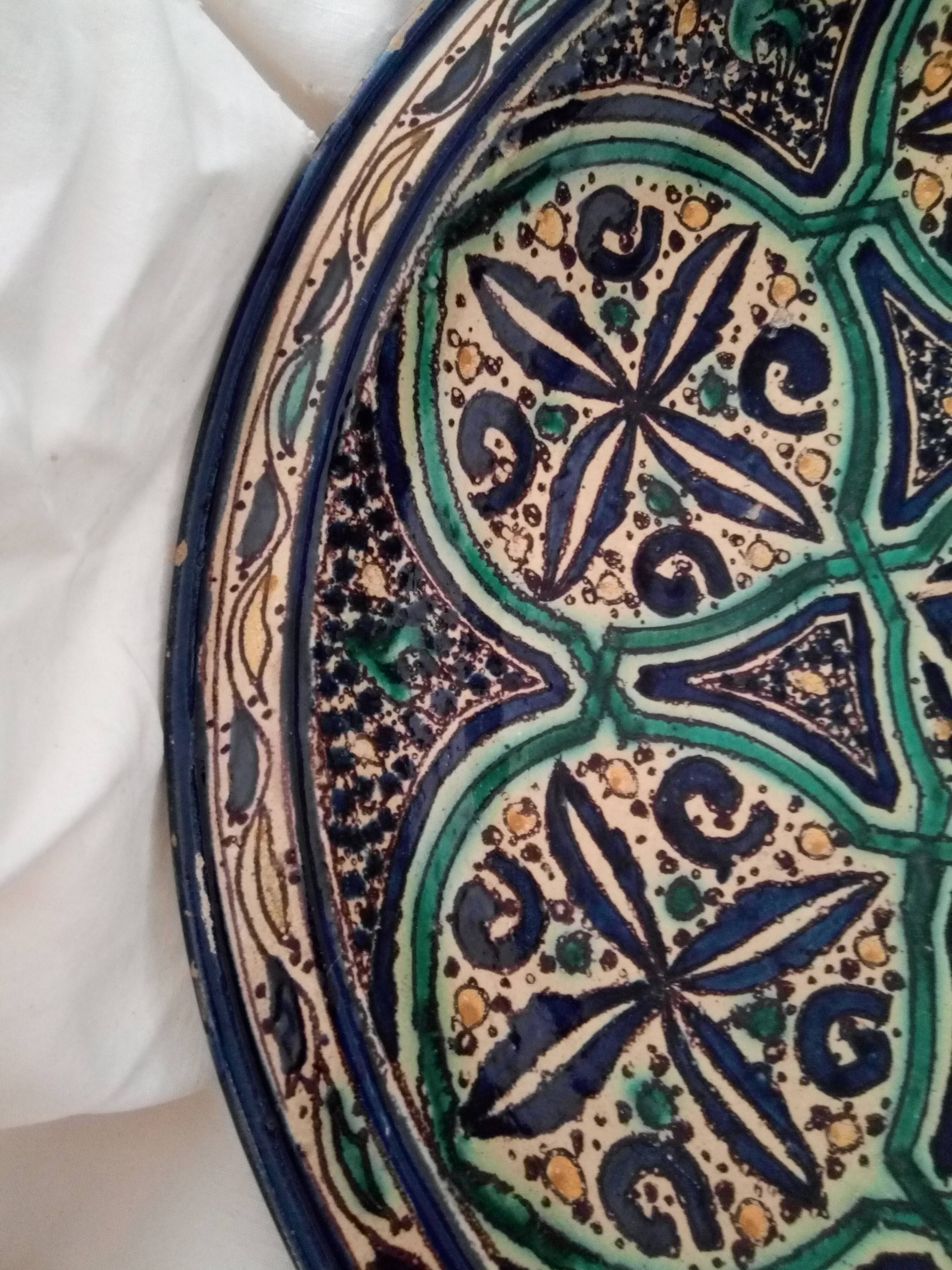 Very large Moroccan dish in enamelled earthenware. Late 19th century, early 20th century.