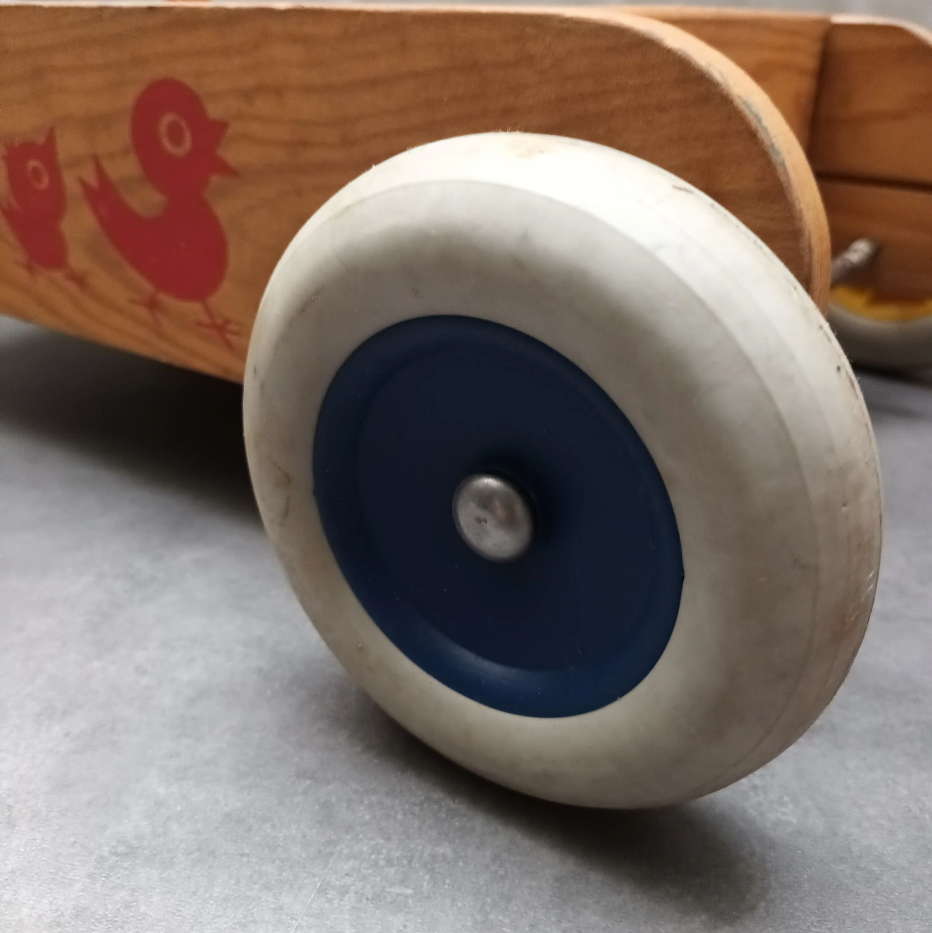 Walking trolley with multicolored wooden cubes