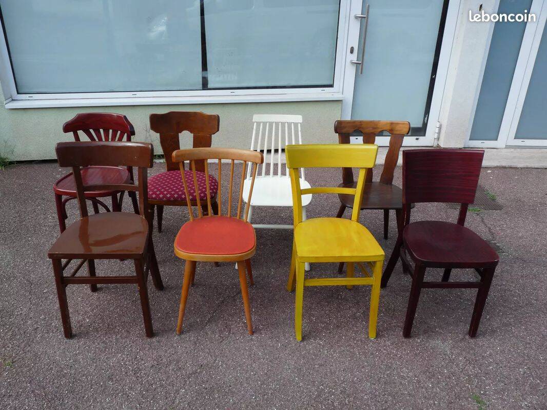 8 chaises de bistrot en bois dépareillées - vintage