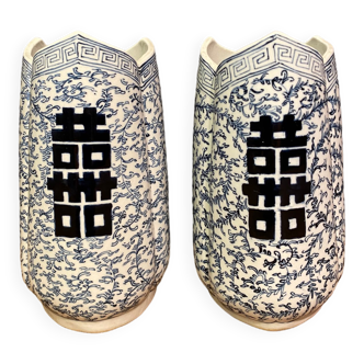 Pair of trilobed Chinese porcelain vases decorated with Chinese ideograms