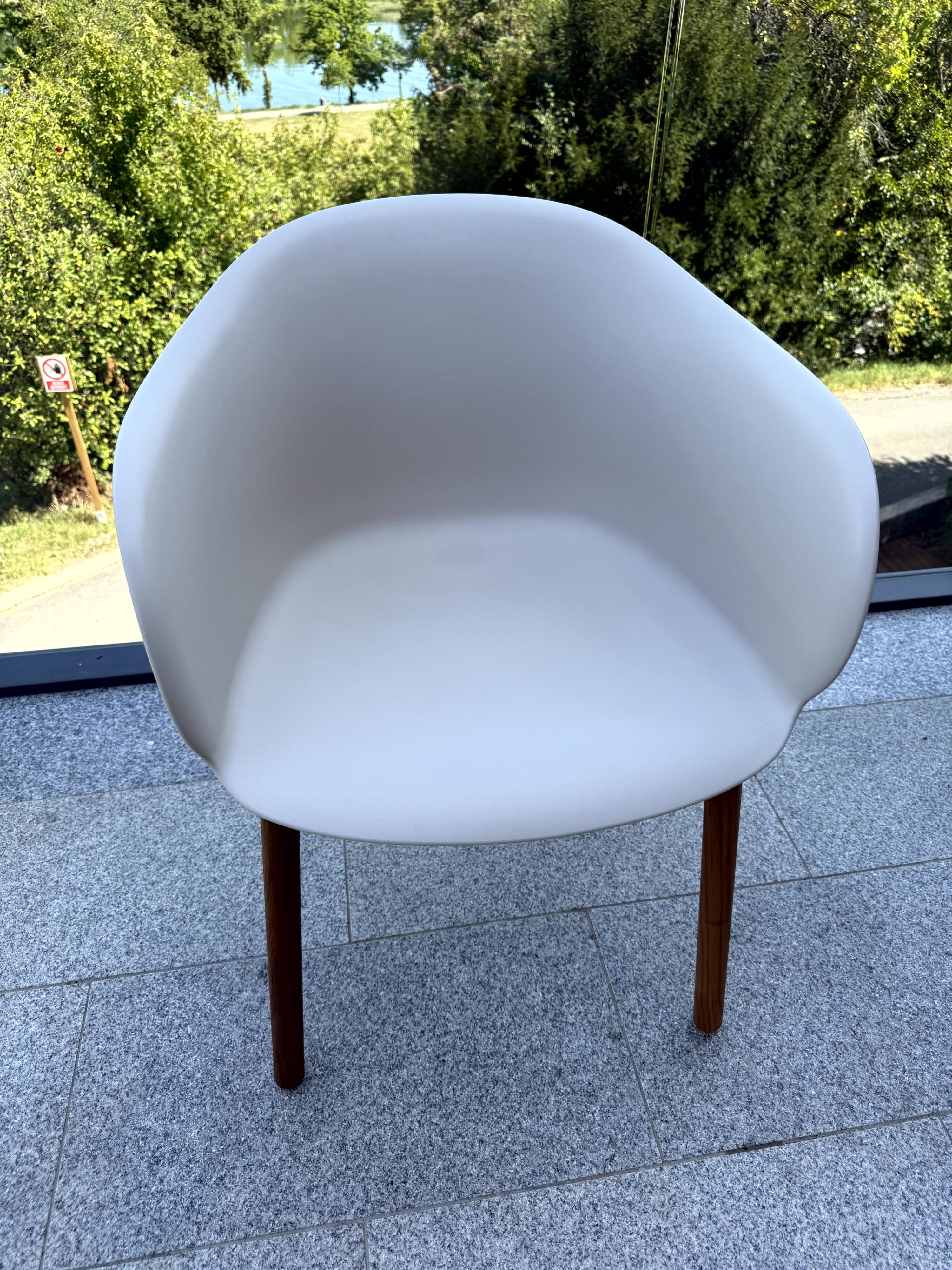 Scandinavian chair “Elefy style”, white shell & wooden legs – like new