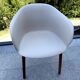Chaise scandinave “style Elefy”, coque blanche & pieds bois – comme neuve