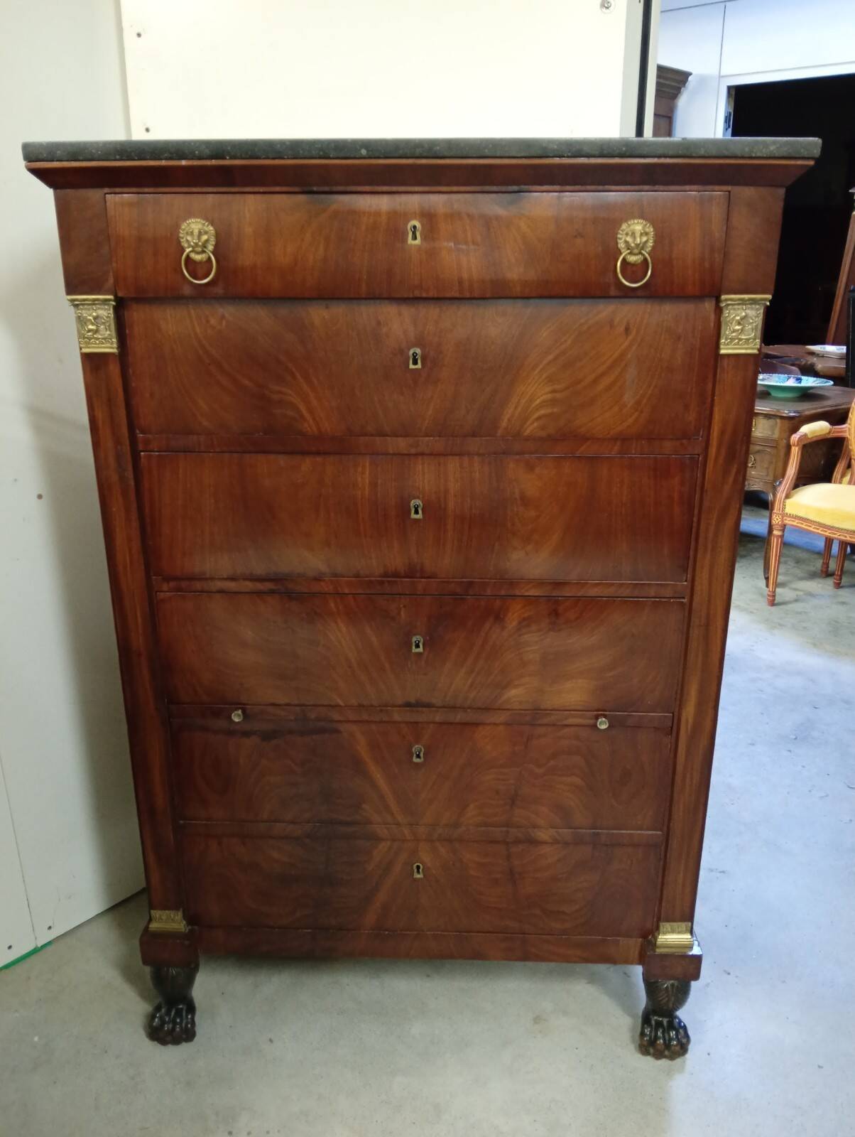 Mahogany chest of drawers – Empire / Restoration period – Black marble and bronze