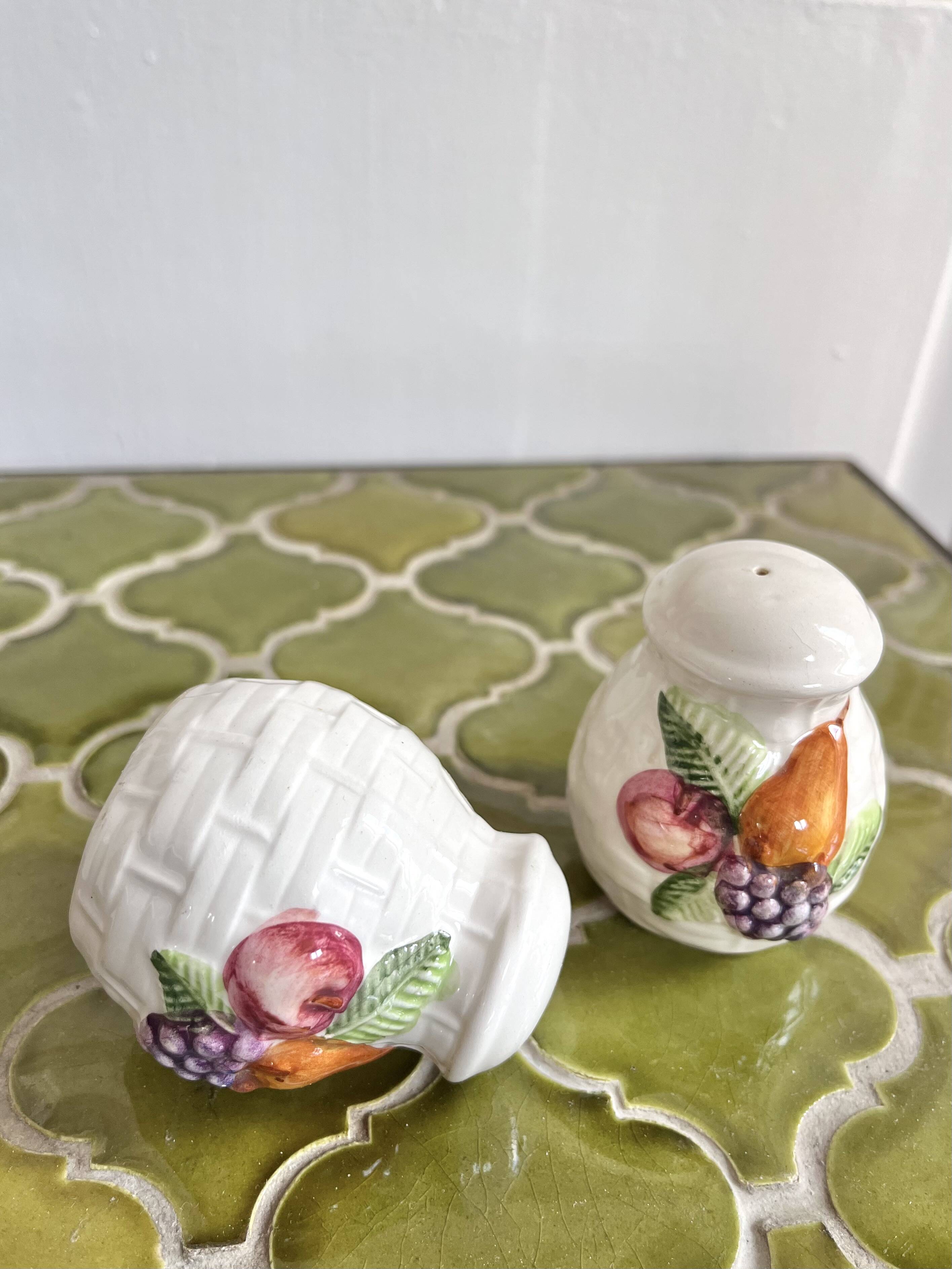 Salt and pepper shaker set