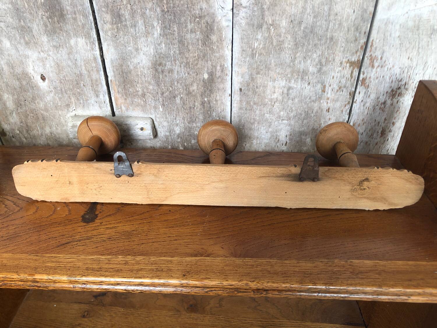 Ancienne patère murale en bois tourné