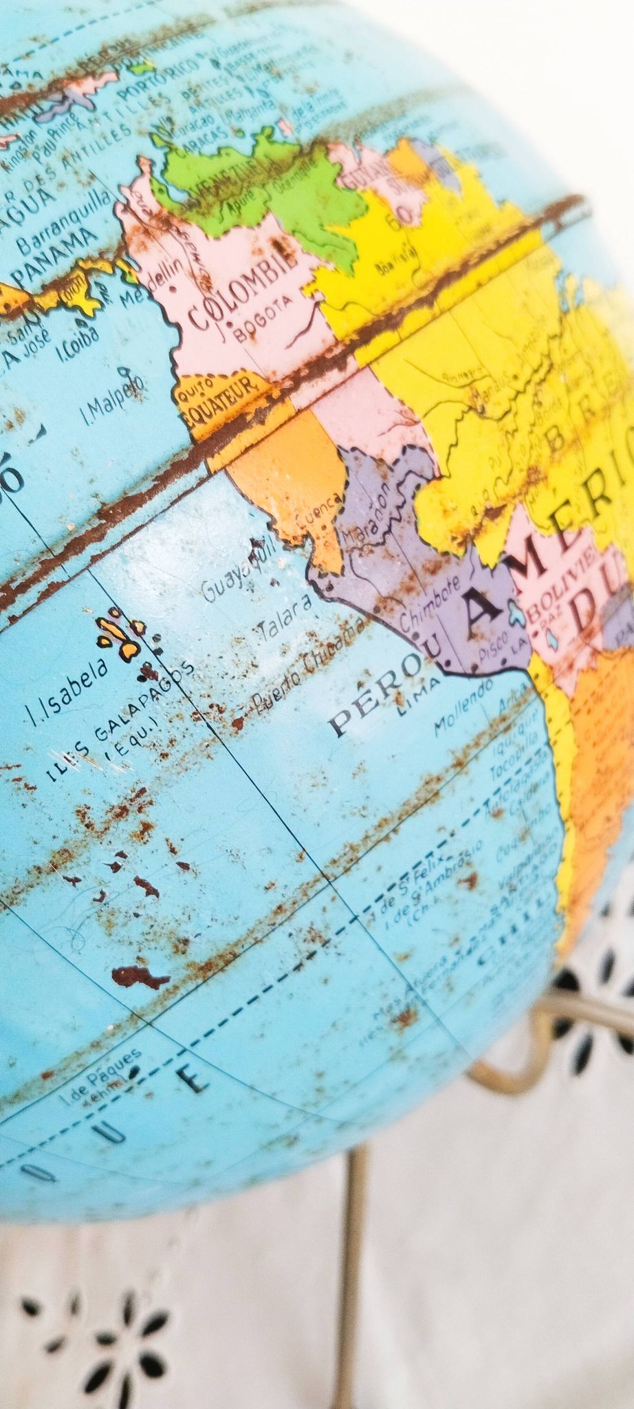 Globe terrestre en métal , Taride ,  tripode, années 60
