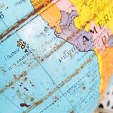 Globe terrestre en métal , Taride ,  tripode, années 60