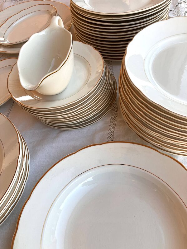 Service 53 pièces assiettes et plats Villeroy & Boch écru et doré modèle Saar