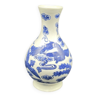 Vase chinois, porcelaine blanche, décor bleu dragon crachant feu, dragon ailé, fleur, bouquet, chine