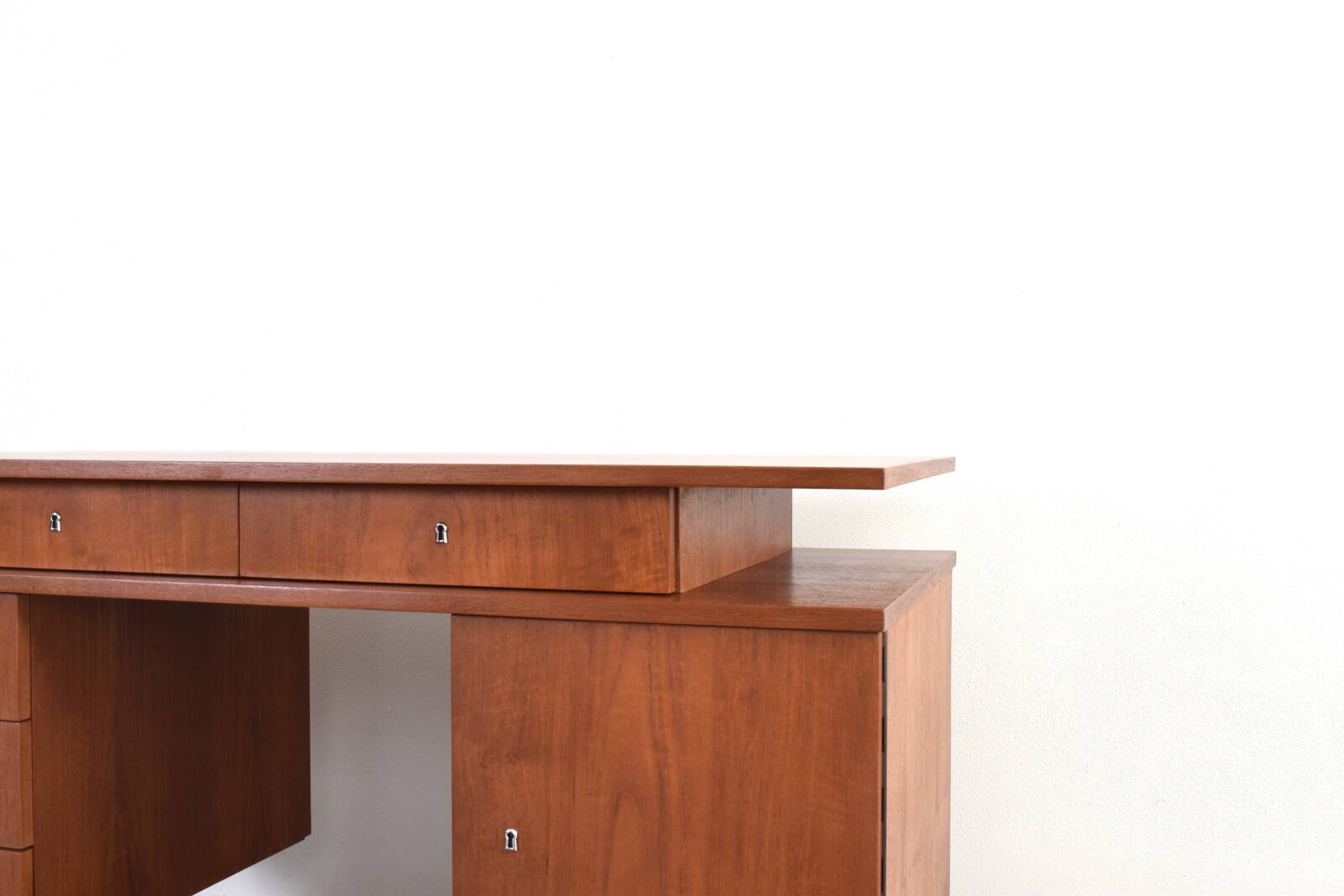 Bureau en teck des années 1960.