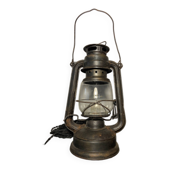 Hurricane lamp