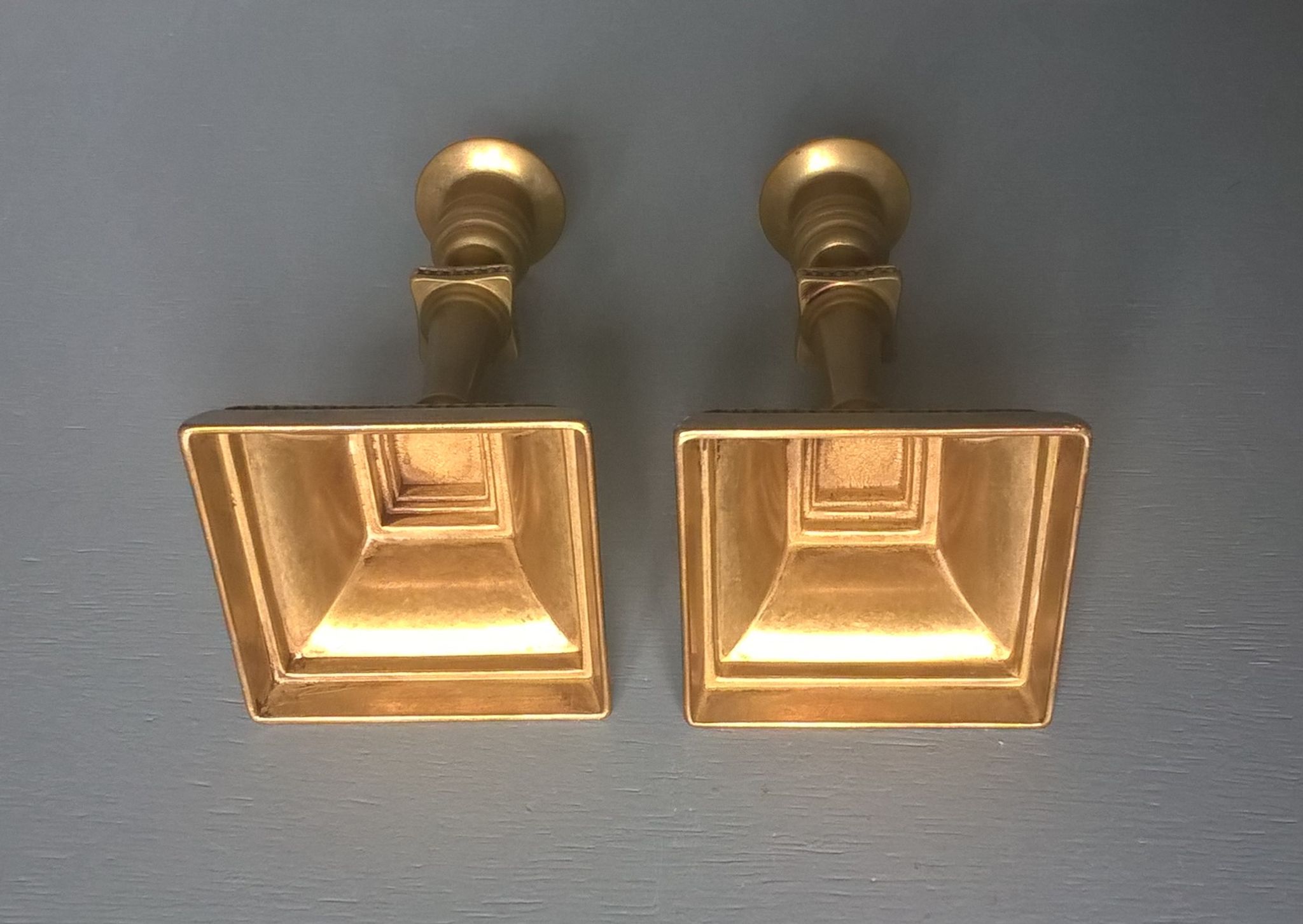 Pair of small vintage candlesticks in patinated brass Scandinavian style with square feet - 1970s
