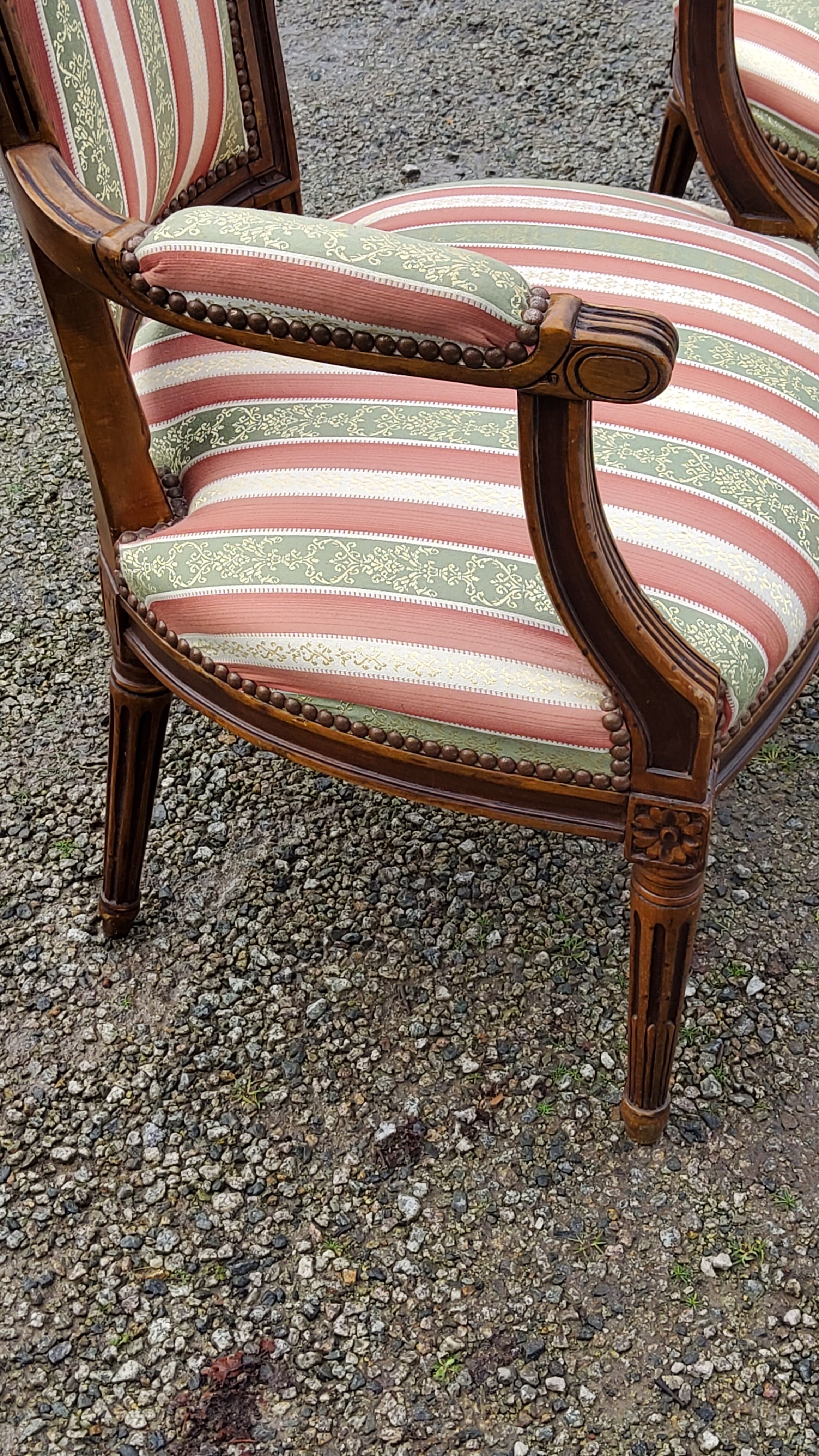 Paire de fauteuils cabriolets de style Louis XVI