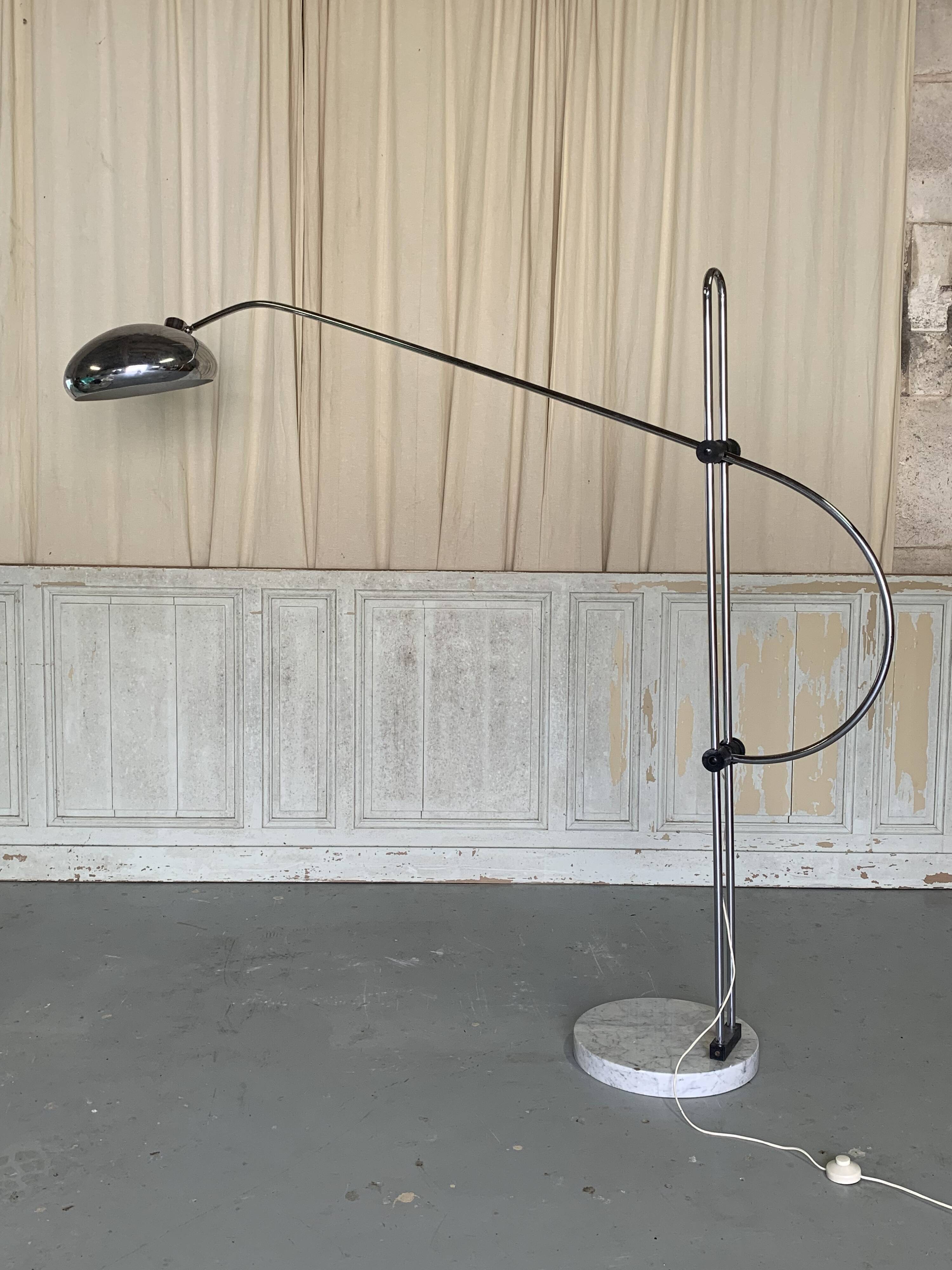 Large adjustable "Arc" lamp in marble and chrome, Italian design from the 1970s.