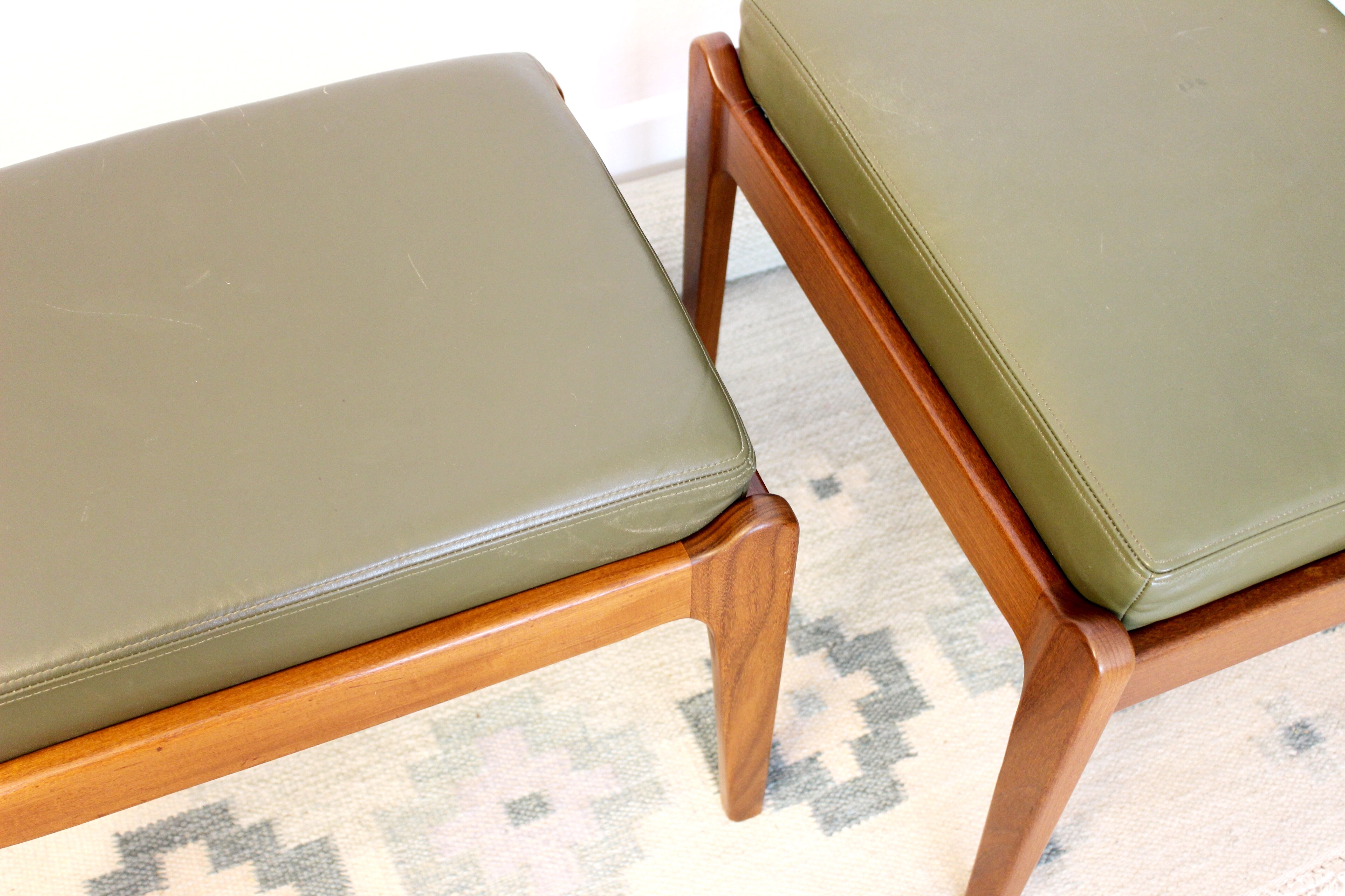 Pair of Mid-Century Stools in oliv leather