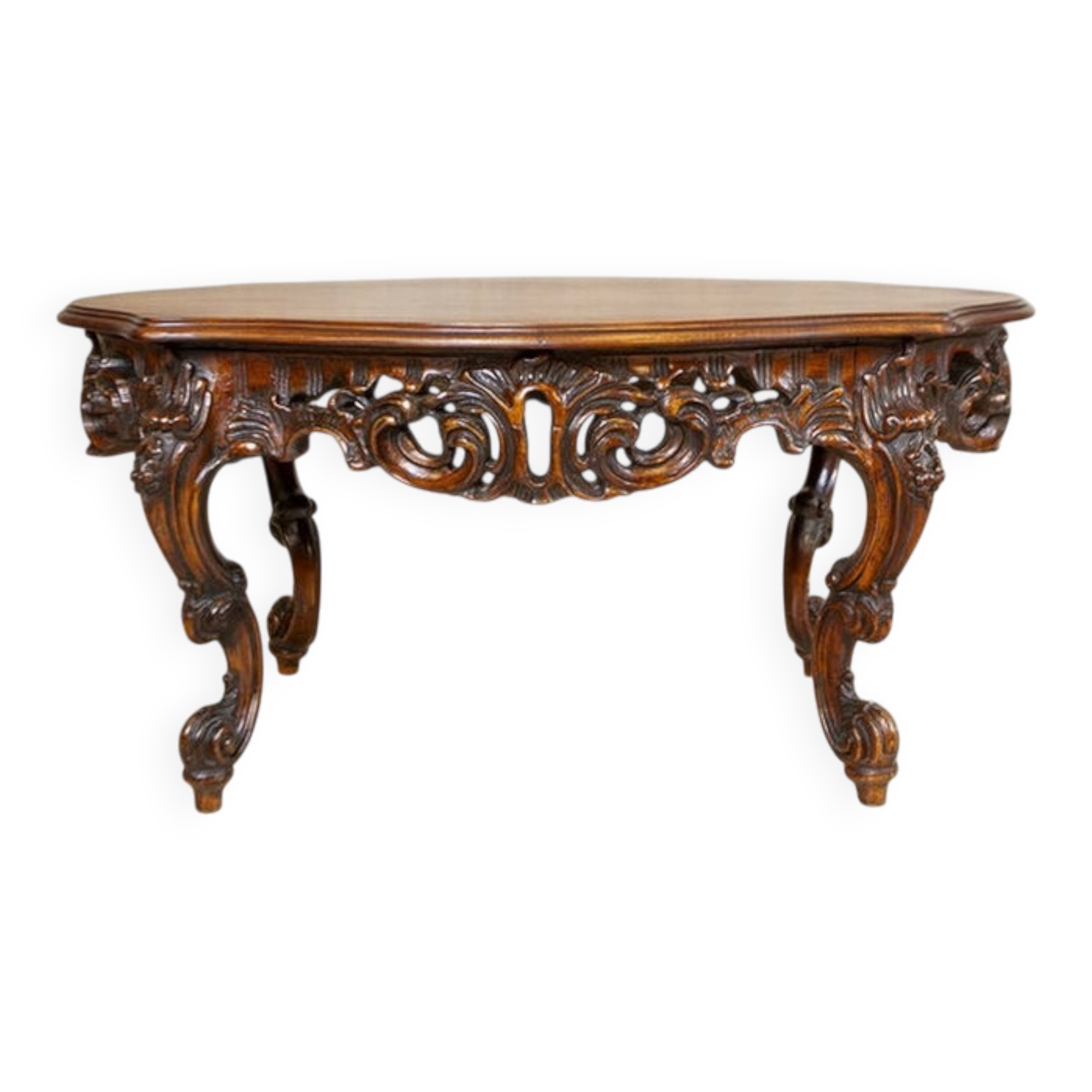 Table basse vintage en bois brun avec un tablier sculpté, années 1940.