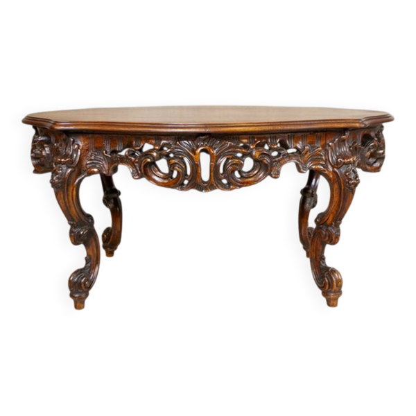 Table basse vintage en bois brun avec un tablier sculpté, années 1940.