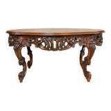 Table basse vintage en bois brun avec un tablier sculpté, années 1940.