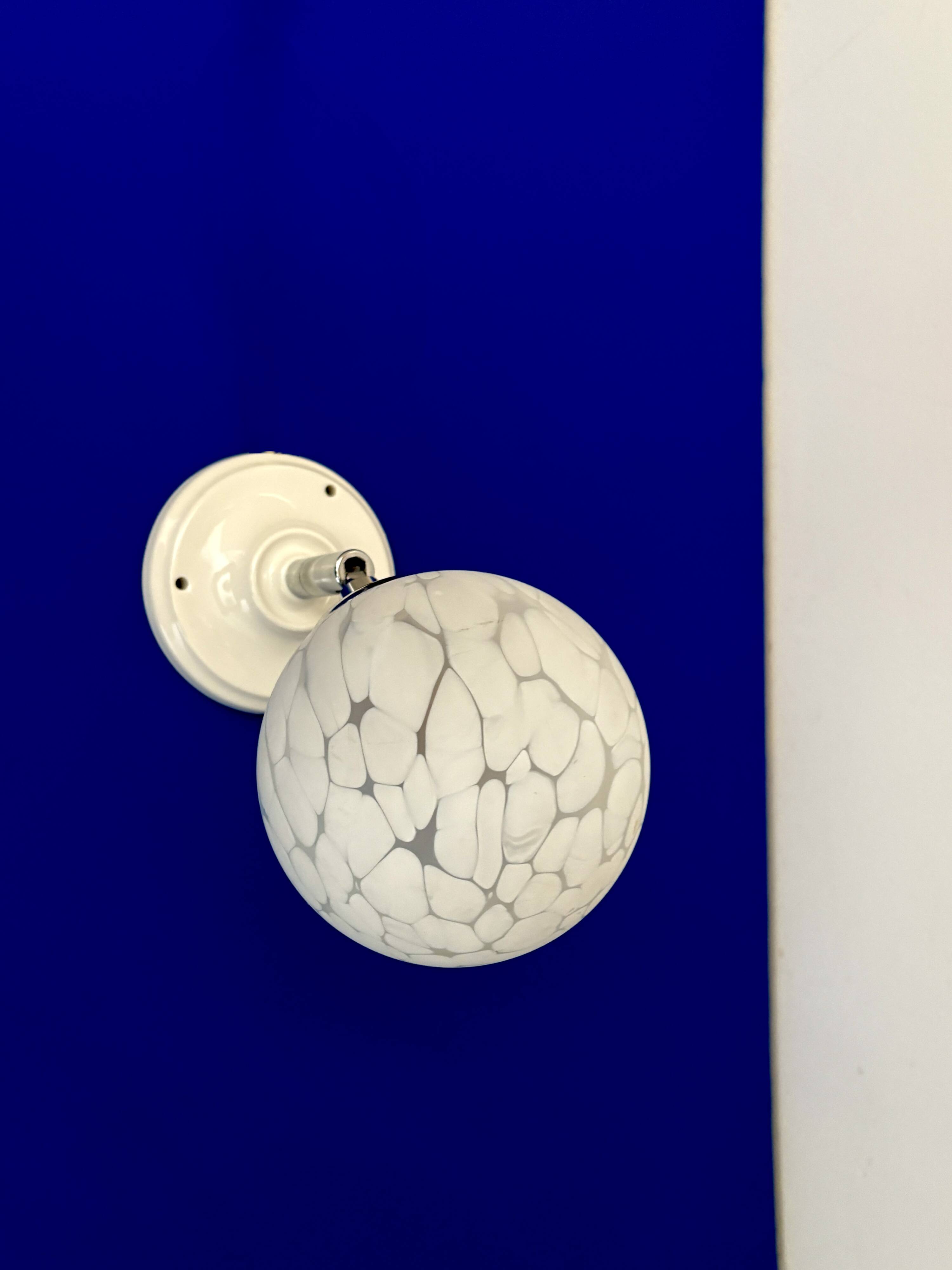 Applique globe vintage en verre de Clichy blanc