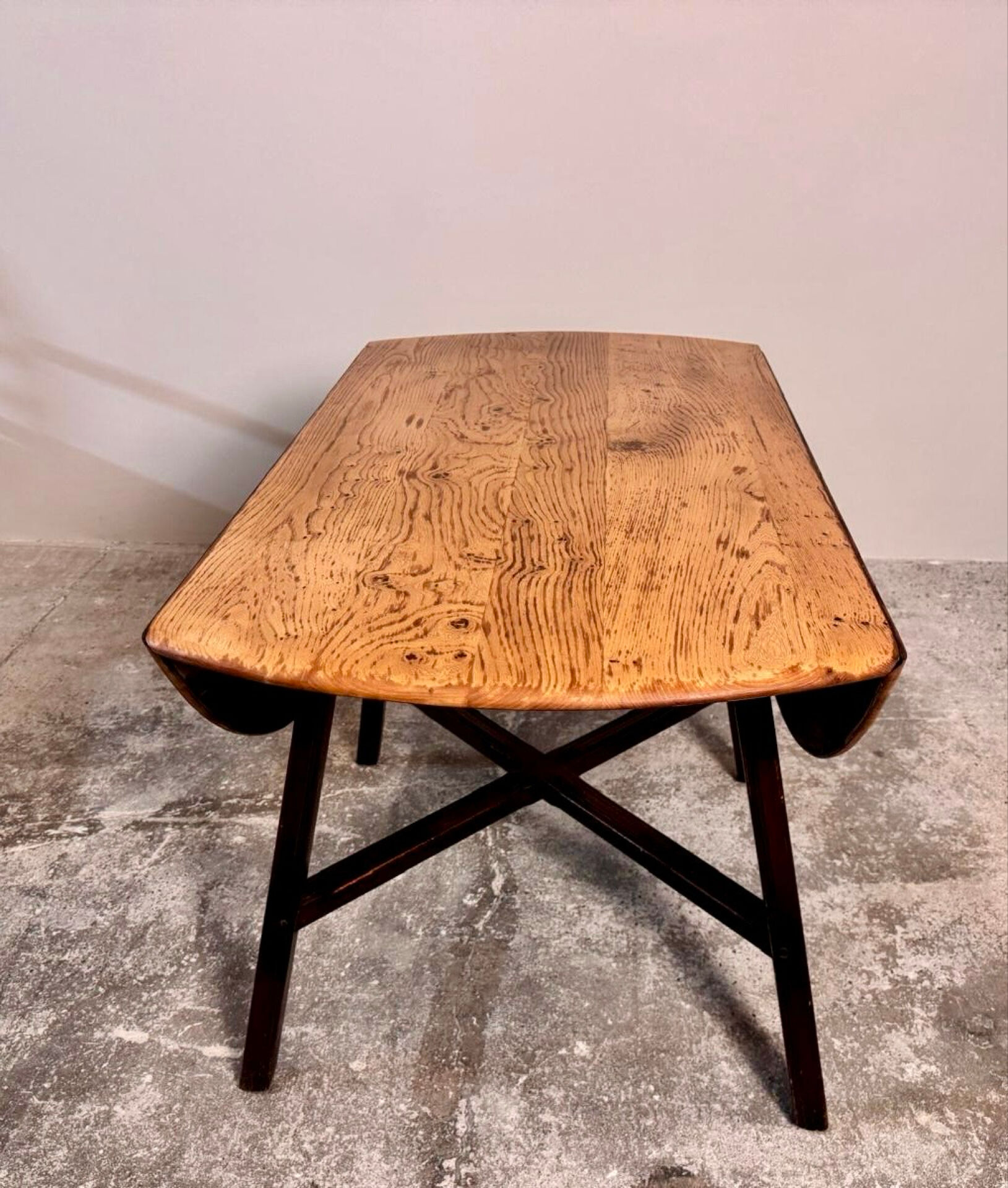 Table à manger en Orme Massif à abattants Ercol 377 