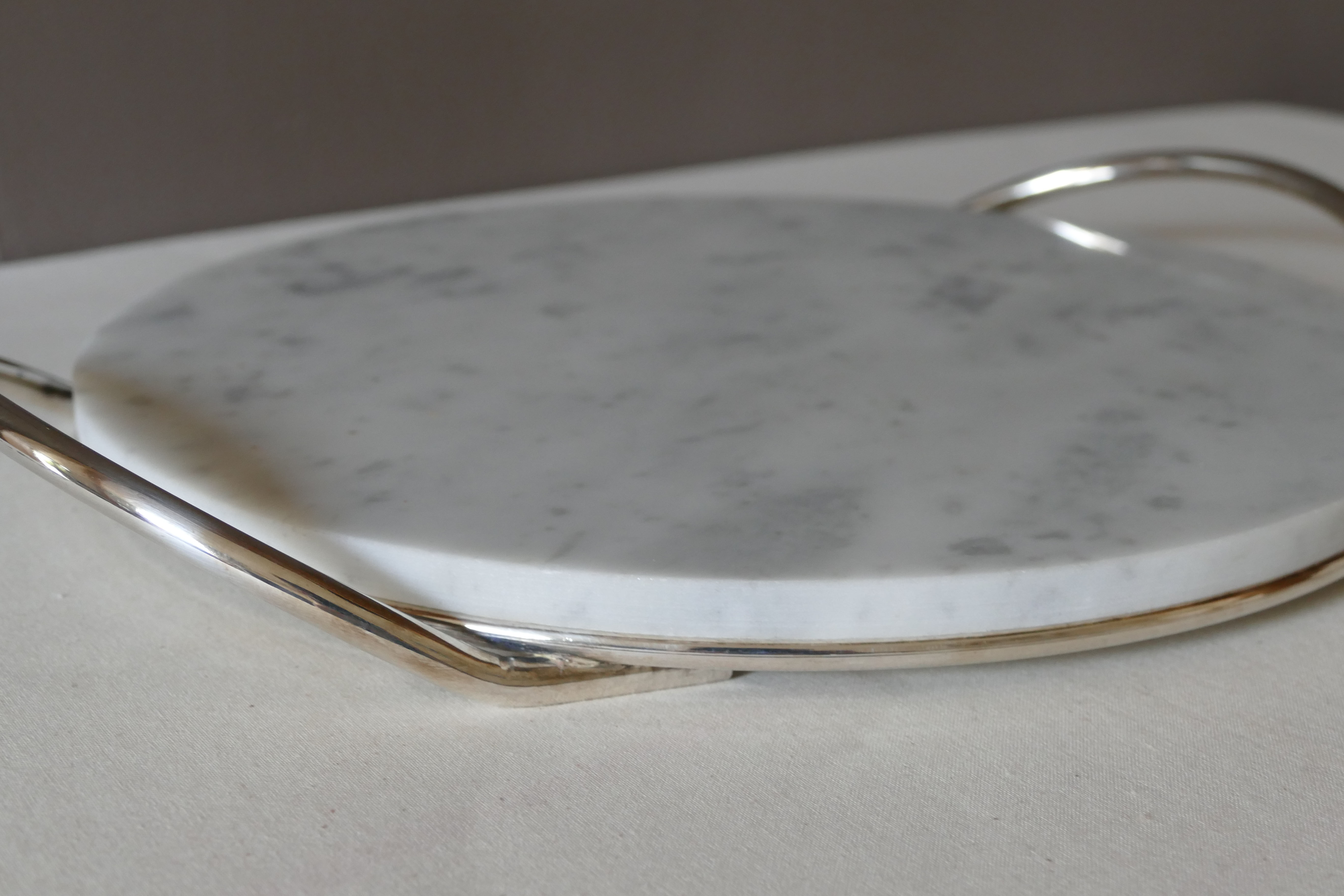 Oval cheese platter in marble and silver