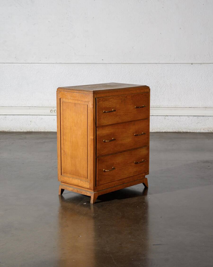 Oak chest of drawers