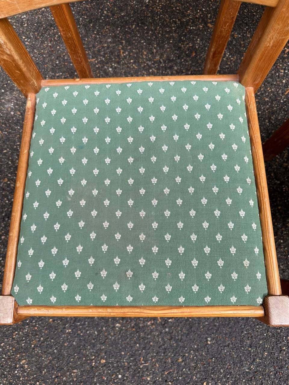 Set of 6 vintage solid wood chairs — Green fabric seats