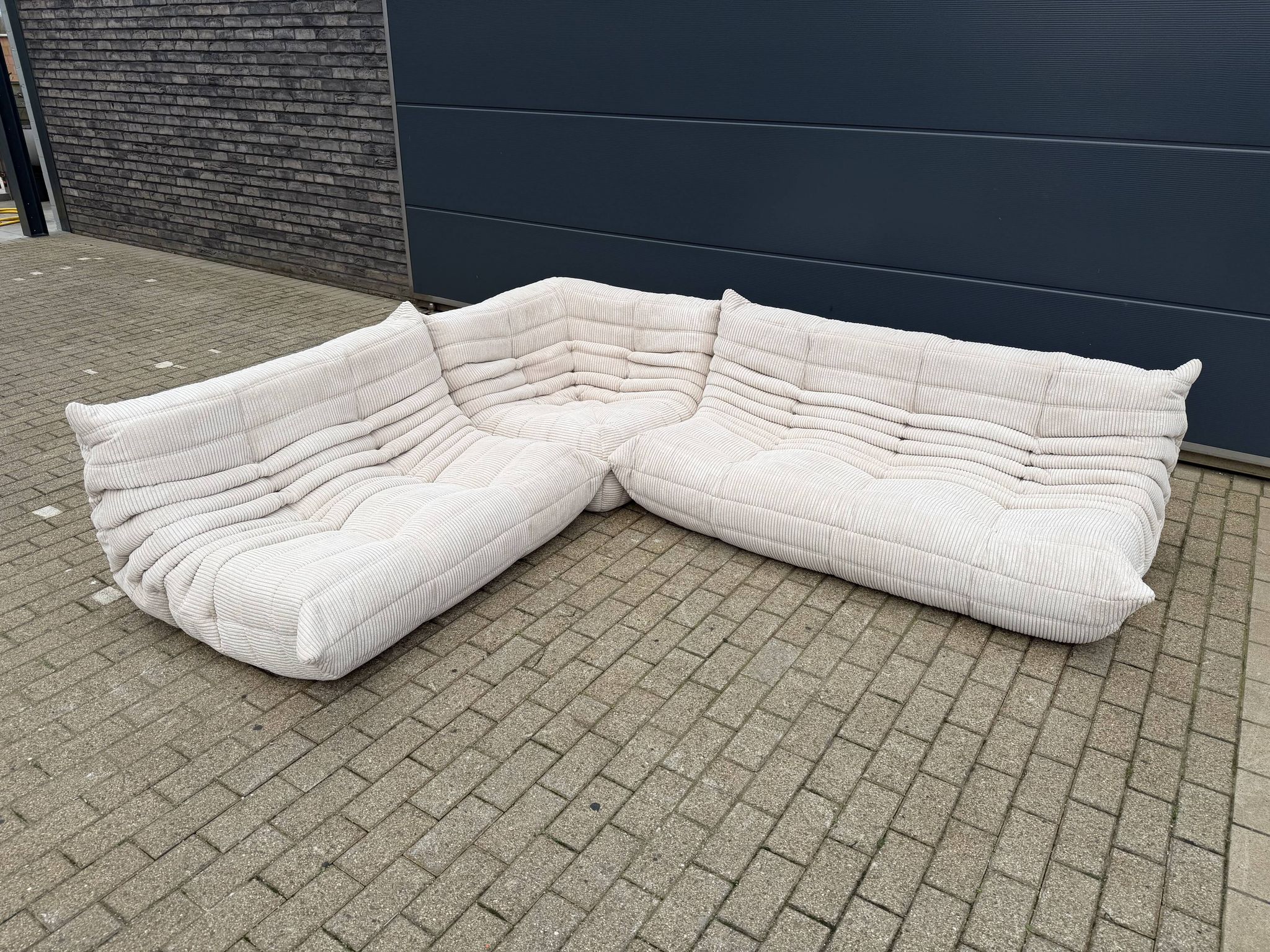 Ligne Roset Togo 3 places, 2 places et d'angle en velours côtelé beige
