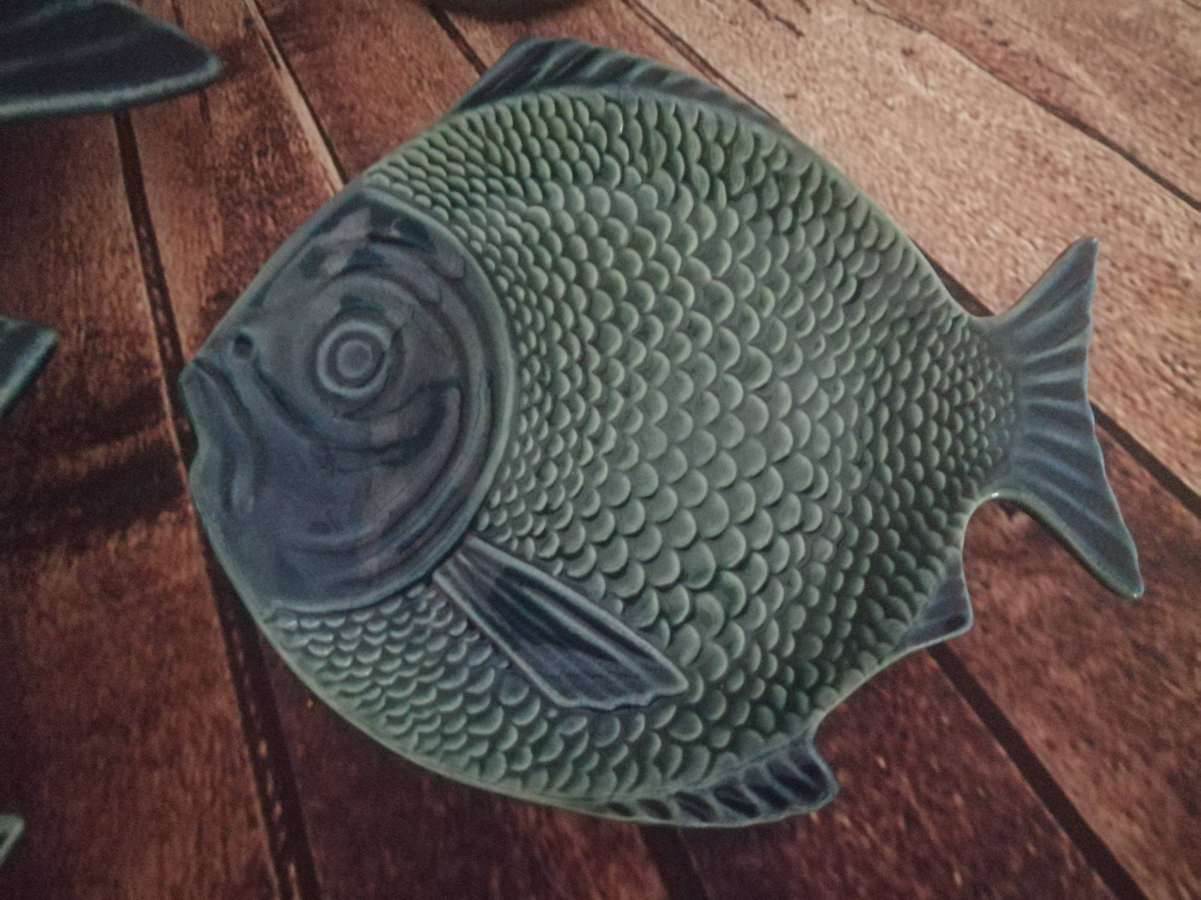 Plat poisson barbontine vert et bleu