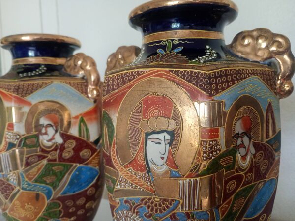 Paire de vases balustre en porcelaine émaillée dorée et peinte, Satsuma Japon