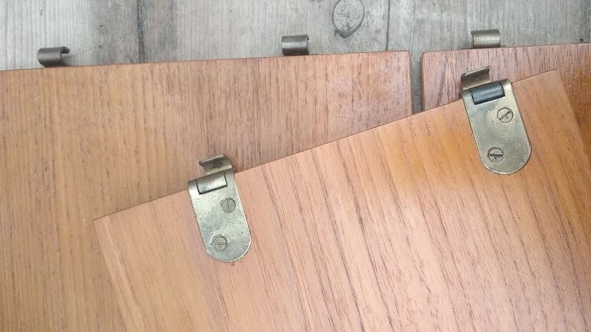 Vintage wall shelf in Ttak veneer and black metal, Nisse Strinning, 60s (2)