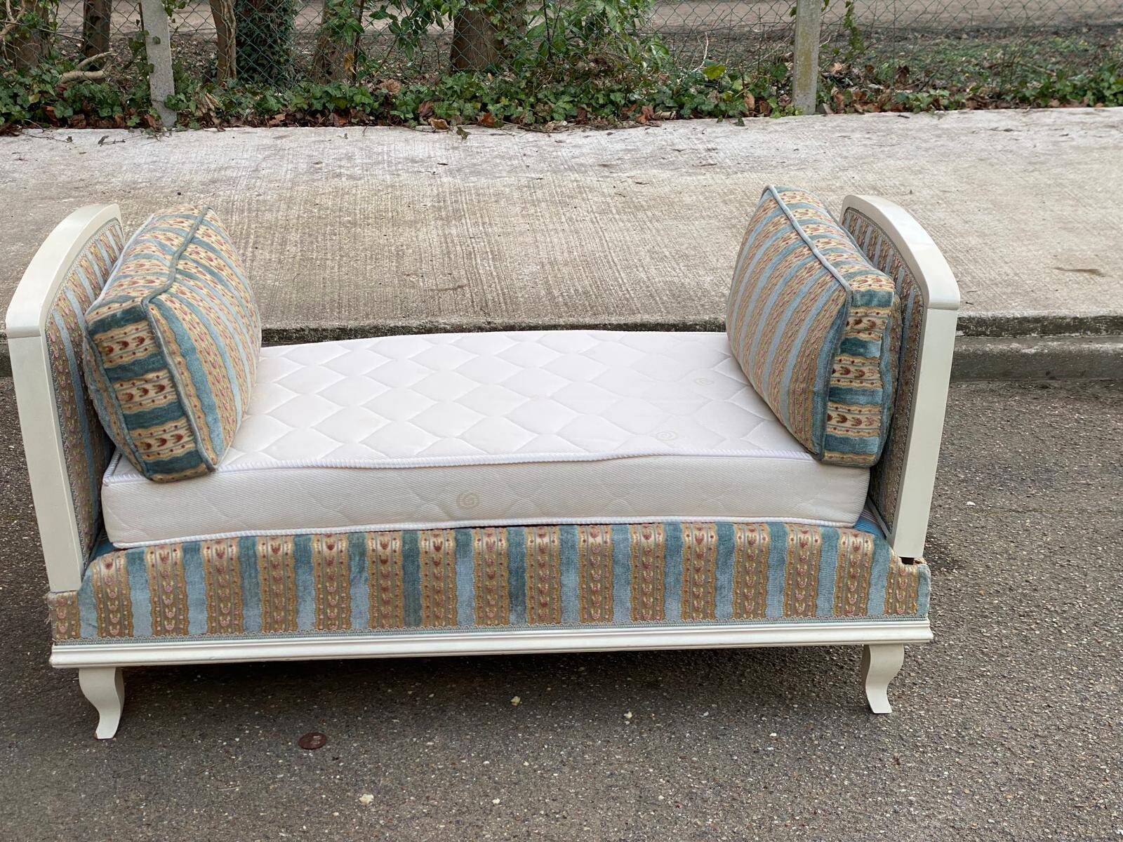 Louis XV velvet bench from the 19th century.