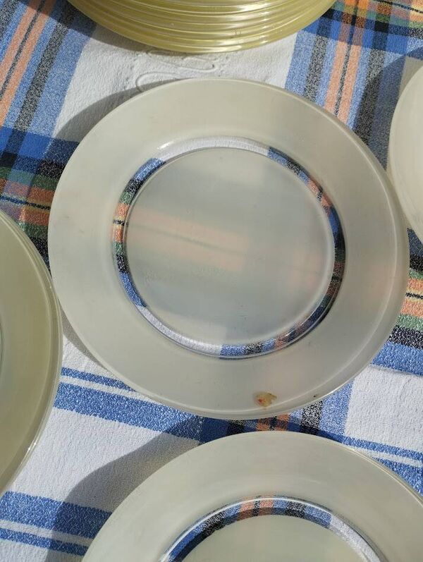 Service d’assiettes Duralex neuf 14 pièces avec étiquettes