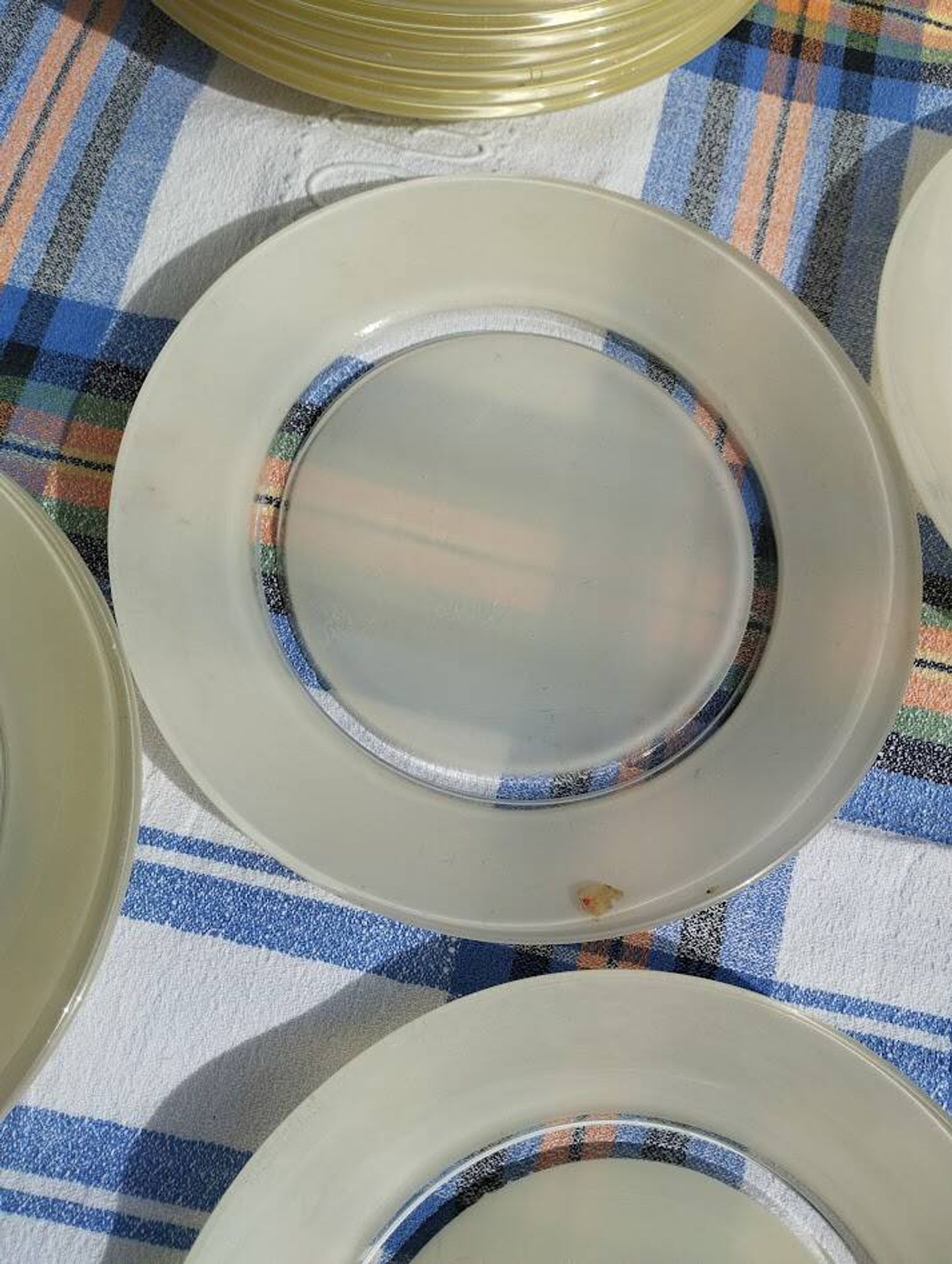 Service d’assiettes Duralex neuf 14 pièces avec étiquettes