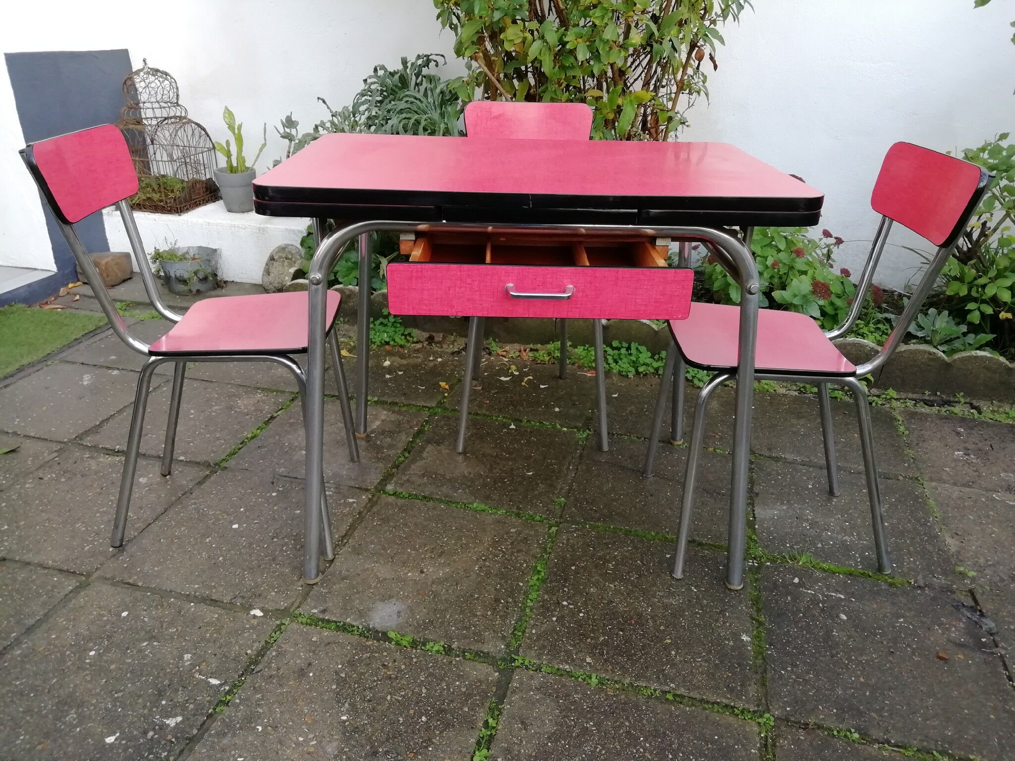 Table and chairs/stabonet in 60s formica