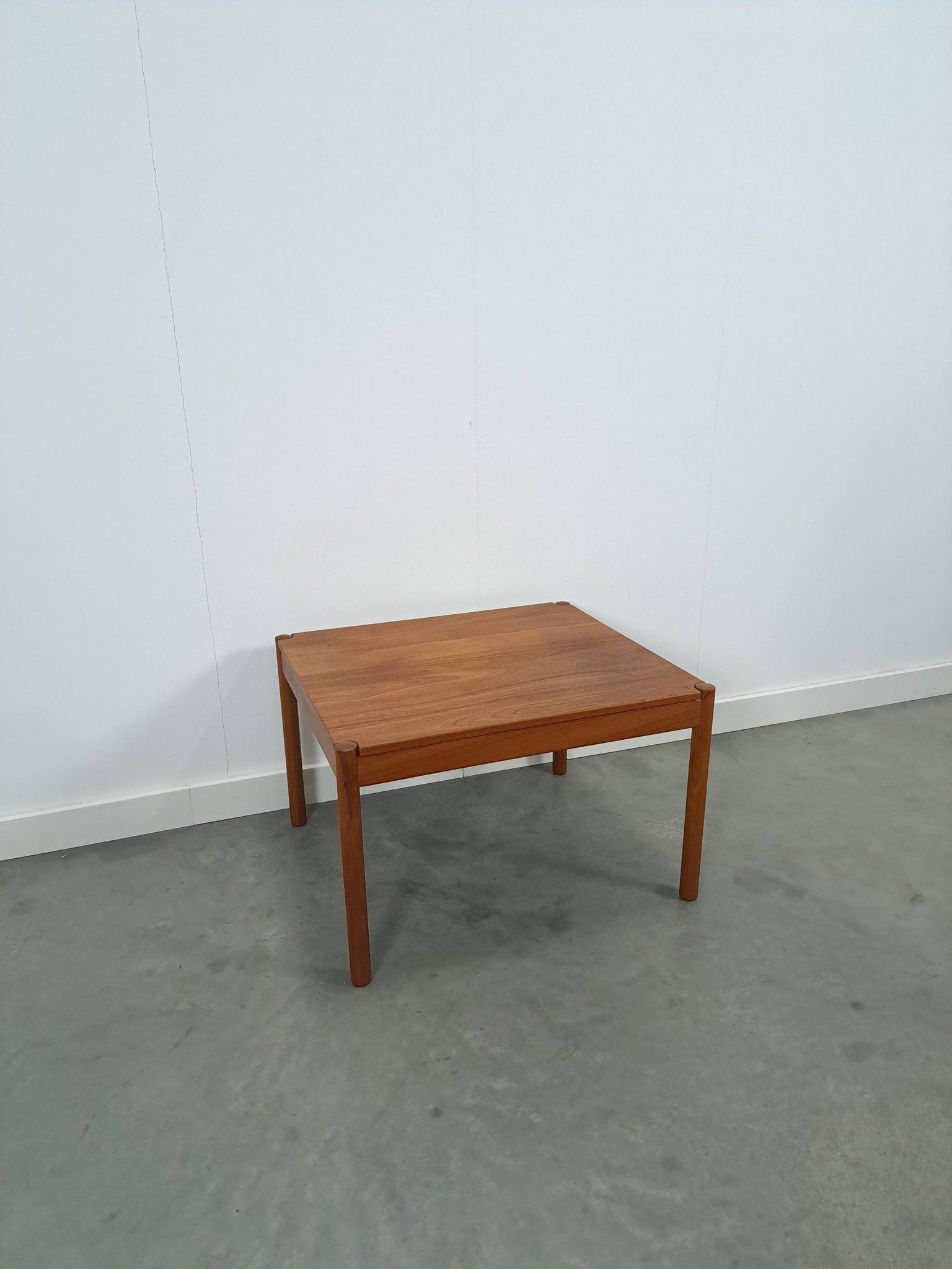 Vierkante Deense teak salontafel Magnus Olesen met ronde poten, nr.2