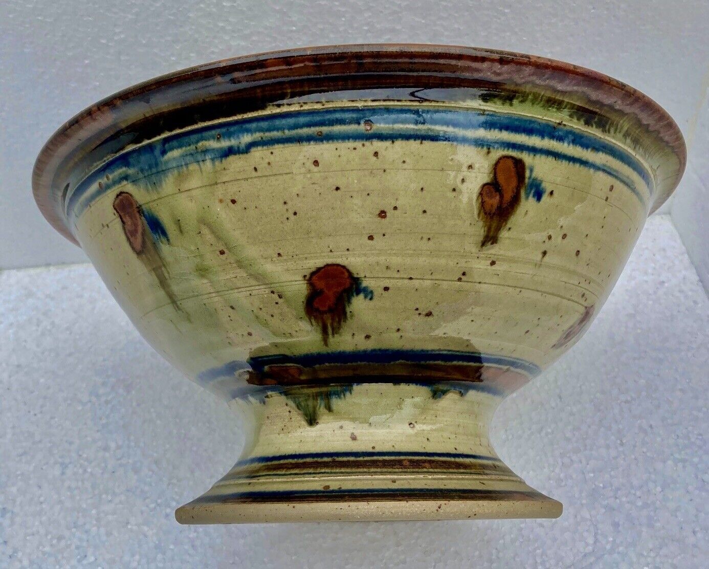 Fruit cup in polychrome glazed stoneware signature to identify