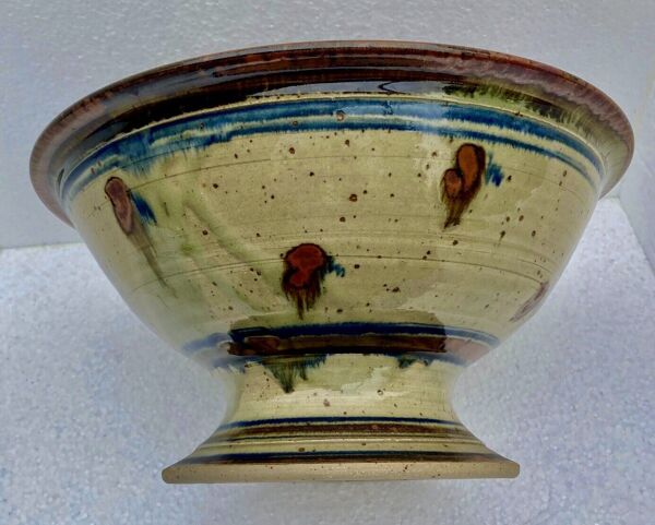 Coupe a fruits en grès émaillé polychrome signature a identifier