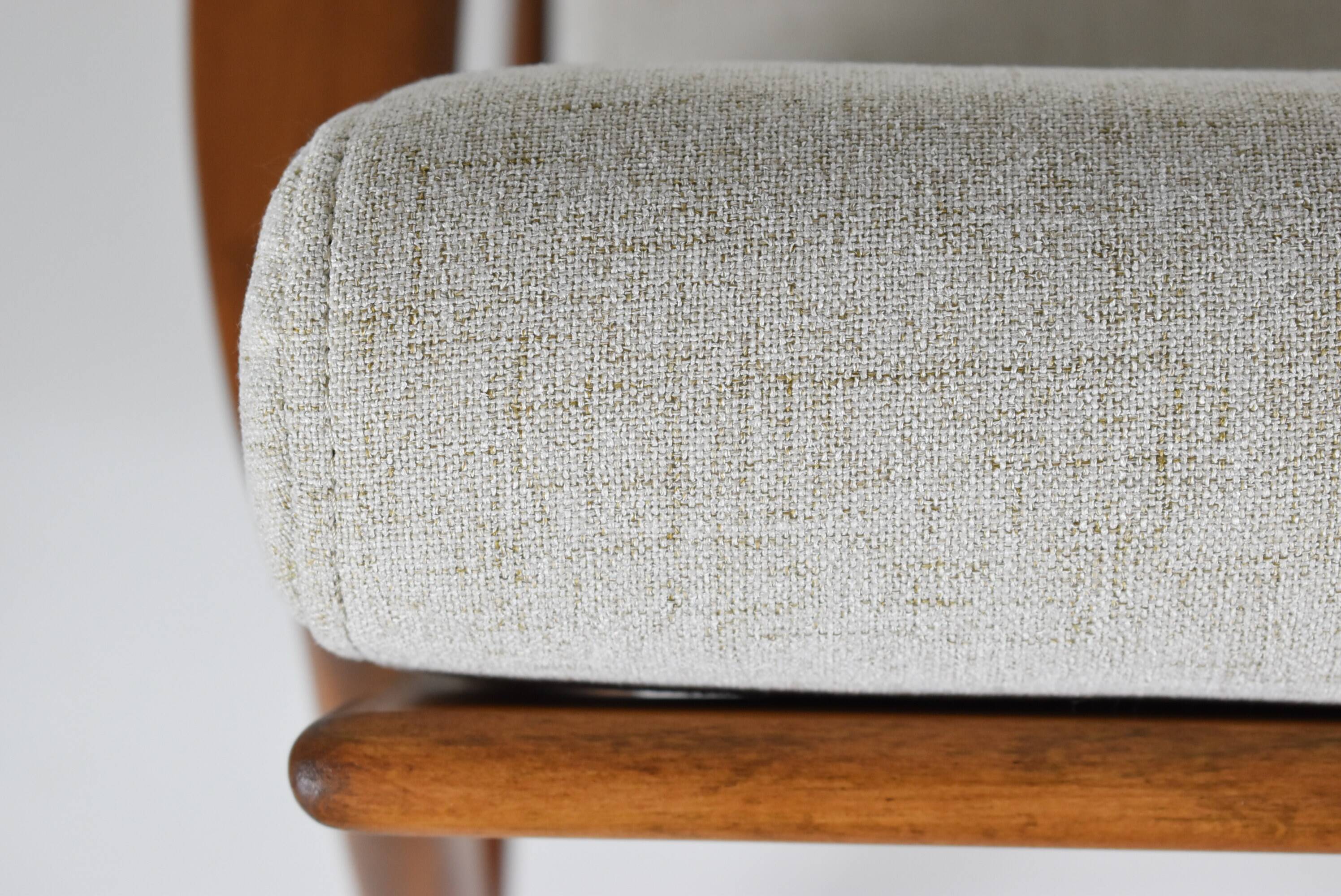 Fauteuil scandinave restauré avec repos-pieds, icône des années 60, tissu marron, teck