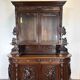 Buffet deux corps de chasse de style Henri II en chêne sculpté vitré
