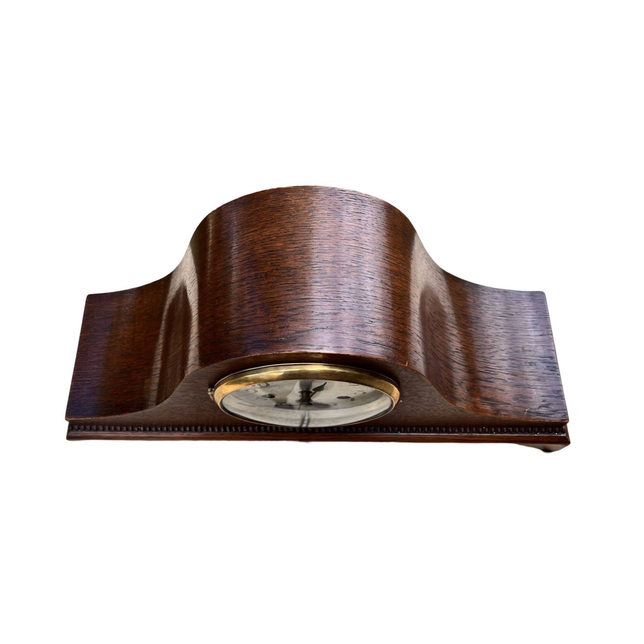 Pendule de cheminée, style art déco, chapeau de Napoléon, Allemagne, années 1930.