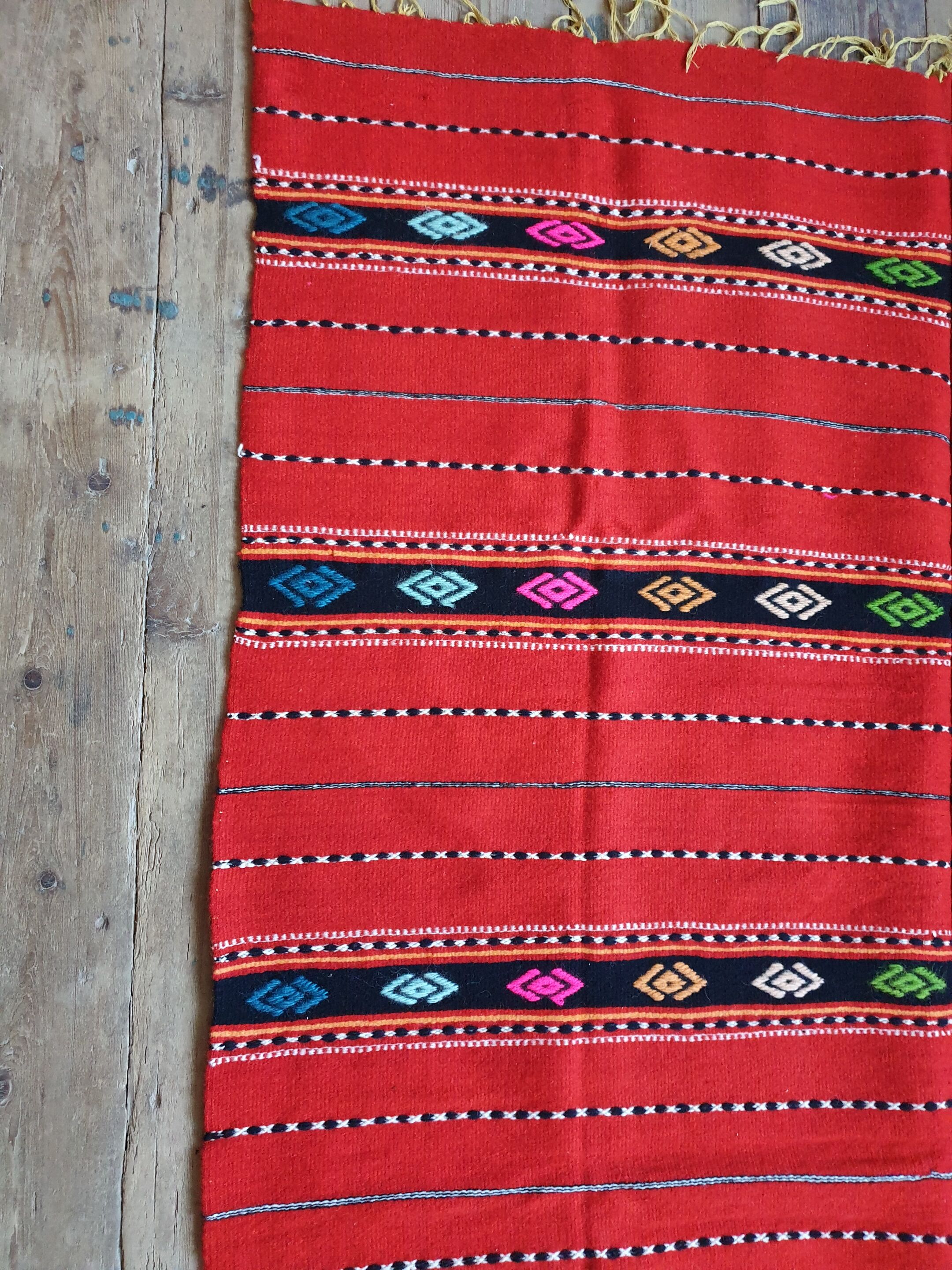 Tapis de laine rustique rouge traditionnel au design stylisé et rayures, authentique tissé à la main en Roumanie 225x145 cm