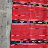 Tapis de laine rustique rouge traditionnel au design stylisé et rayures, authentique tissé à la main en Roumanie 225x145 cm