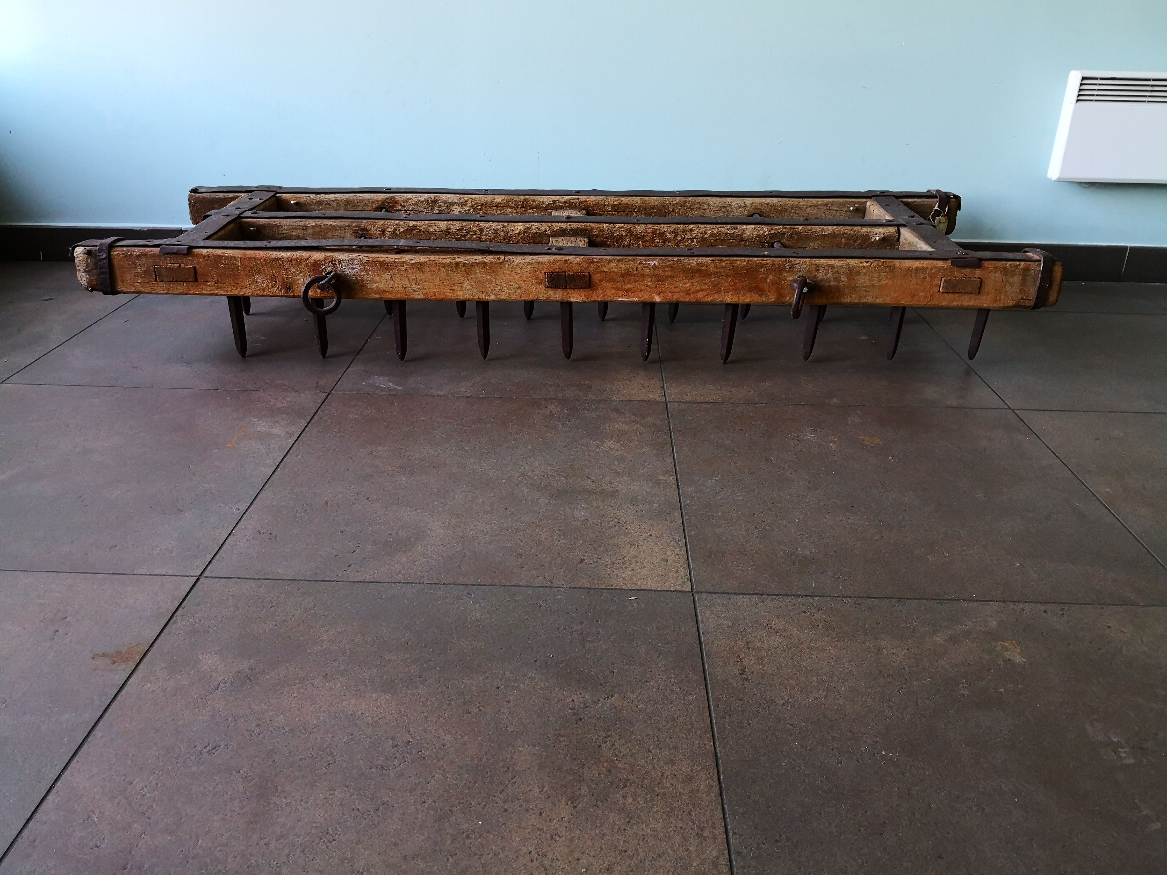 Table basse, herse agricole