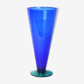 Vase en verre bleu avec pied vert