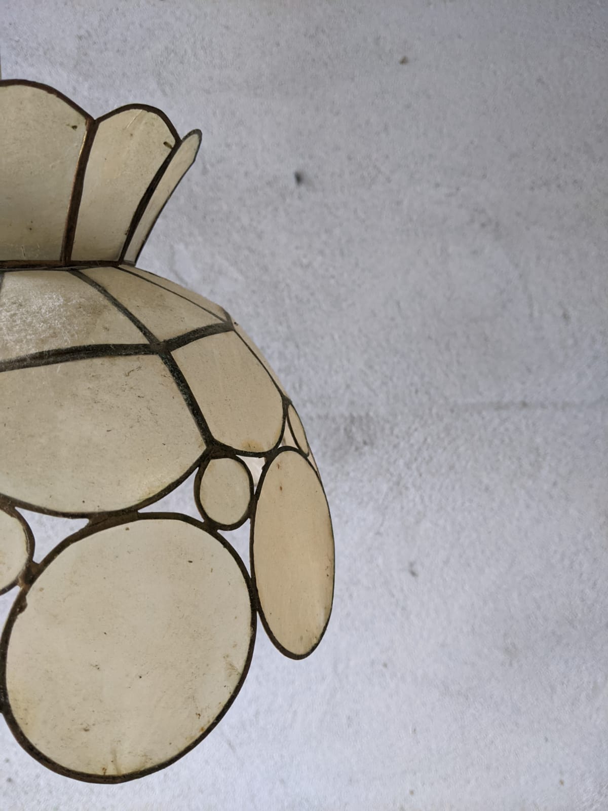 Suspension in mother-of-pearl and brass flower shape